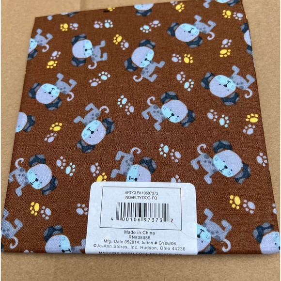 FAT QUARTER dog fabric cotton print puppy paw print - Picture 2 of 3